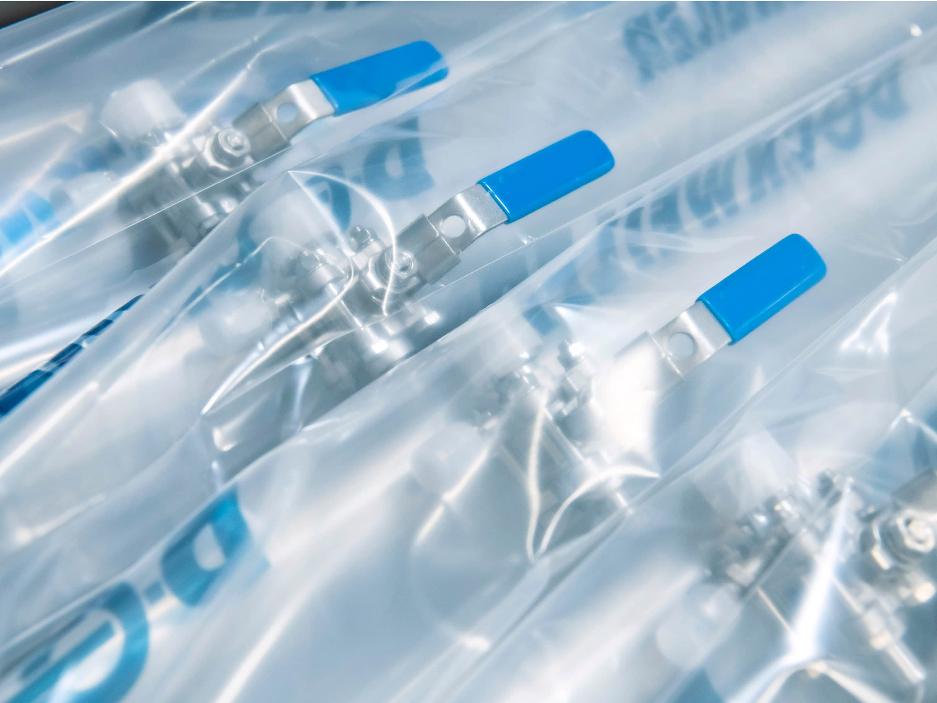 Cleanroom-packaged manifolds made of stainless steel with ball valves in Dockweiler foil sleeve