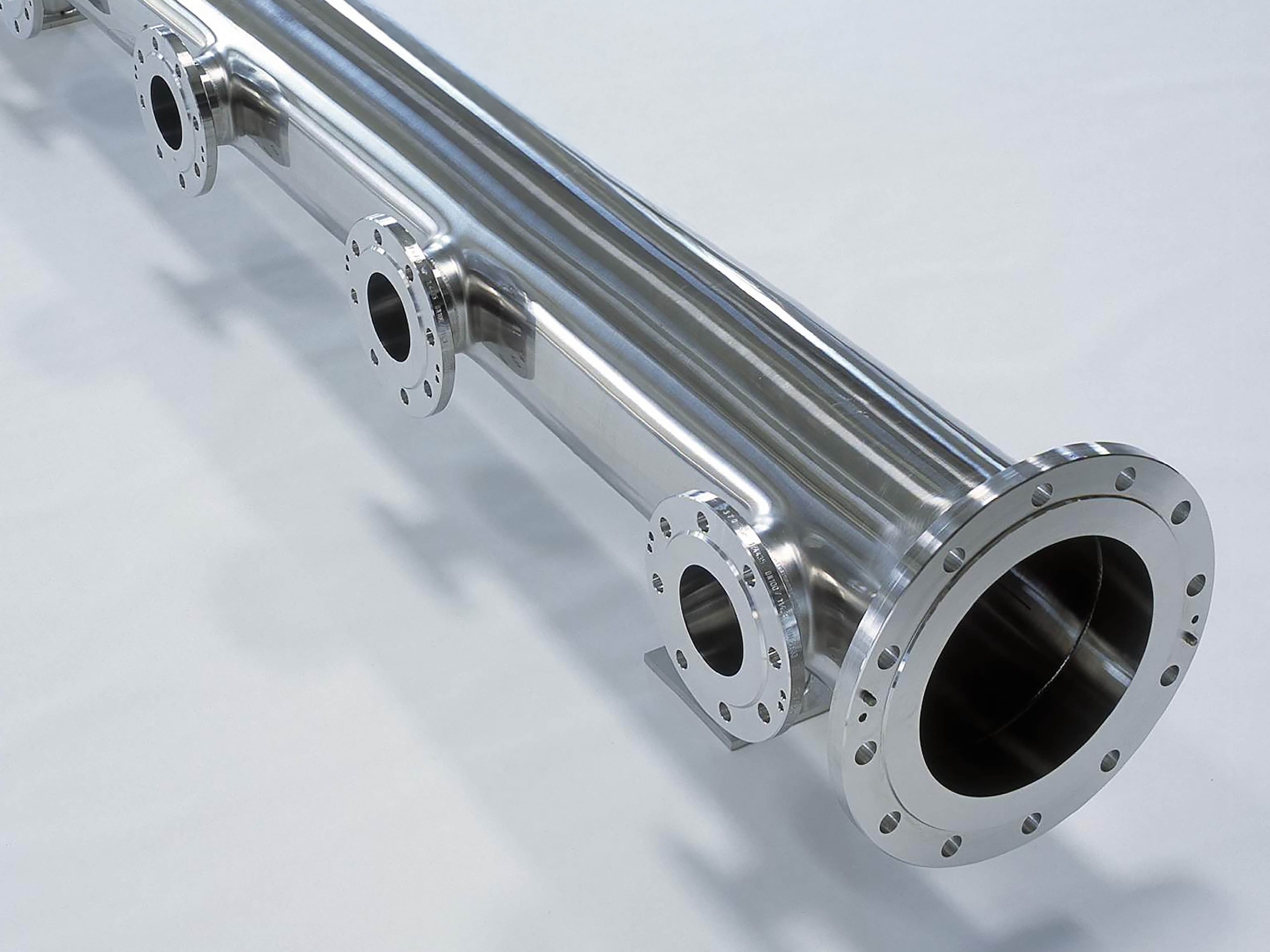 Stainless steel manifold with flow-optimized outlets